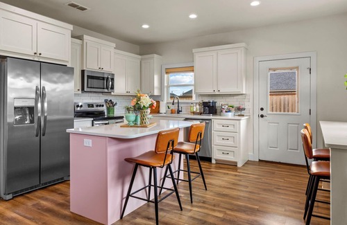Abilene House | Spacious Bdrms ~ Sleeps 8 ~ Near ACU ~ Summer Savings ~ Pond ~ Playground ~ Pets