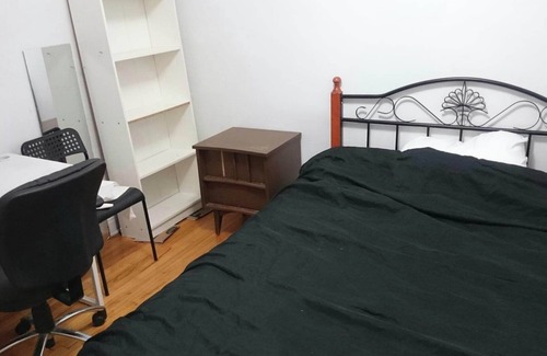 Cote-Des-Neiges—Notre-Dame-De-Grace Apartment | Spacious bedroom/Looking for a roommate