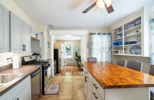Ashfield House | Spacious Broadway Home Downtown Western Modern Charm