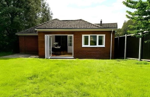 Cradley House | Spacious Bungalow I Hot Tub I Private Garden I Gated Parking