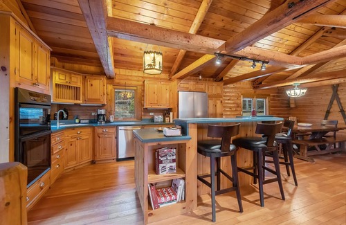 Lutsen Cabin | Spacious cabin 7 min from Lutsen Mountain ski hill & cross country ski trails