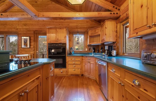 Lutsen Cabin | Spacious cabin 7 min from Lutsen Mountain ski hill & cross country ski trails