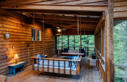 Dickel House | Spacious Cabin to Relax in