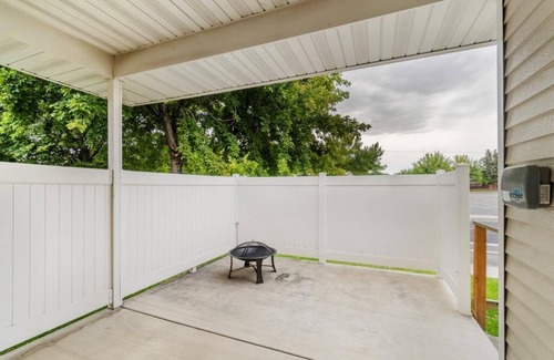 Twin Falls House | Spacious Cheerful Townhouse With Indoor Fireplace