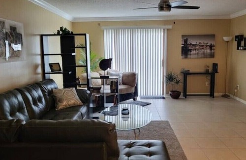 Arlington House | Spacious, Clean & Cozy Townhome