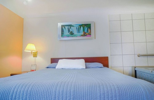 Bay City Hotel | Spacious Comfort Near Downtown Bay City – Ideal for Sightseeing & Relaxation