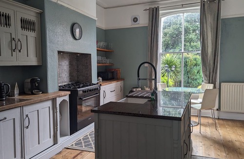 Headingley House | Spacious, Comfortable Georgian 4 brd Home, Headingly Stadium, Leeds Uni & Arena.