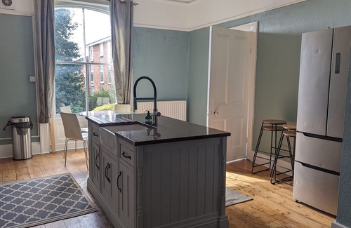 Headingley House | Spacious, Comfortable Georgian 4 brd Home, Headingly Stadium, Leeds Uni & Arena.