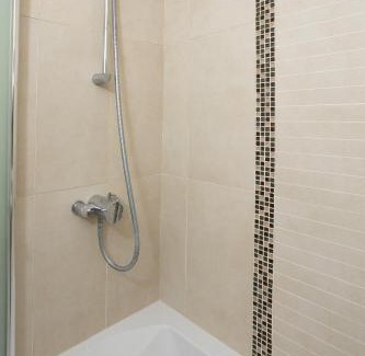 Acresford House | Spacious & Comfy Home in West Midlands - Sleeps 8, Free Parking, WiFi, Netflix, Prime Location, Ideal for Contractors, Business, Groups, Travellers, Families and Relocators