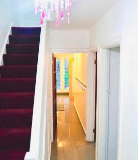 Acresford House | Spacious & Comfy Home in West Midlands - Sleeps 8, Free Parking, WiFi, Netflix, Prime Location, Ideal for Contractors, Business, Groups, Travellers, Families and Relocators