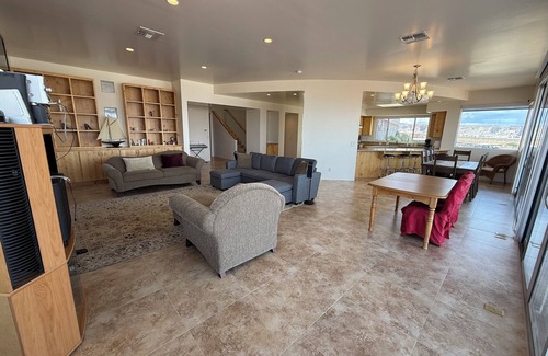 Greenehaven House | Spacious Custom Home - Lake Views - Hot Tub - Stargazing - Ping Pong