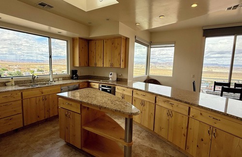 Greenehaven House | Spacious Custom Home - Lake Views - Hot Tub - Stargazing - Ping Pong