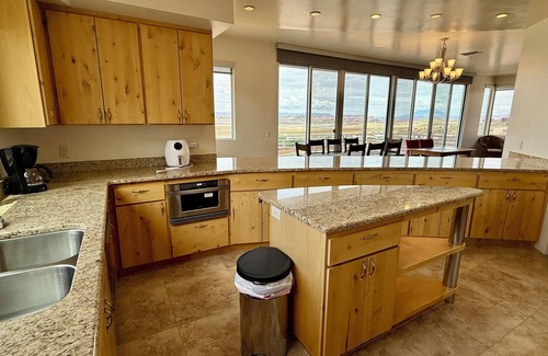 Greenehaven House | Spacious Custom Home - Lake Views - Hot Tub - Stargazing - Ping Pong