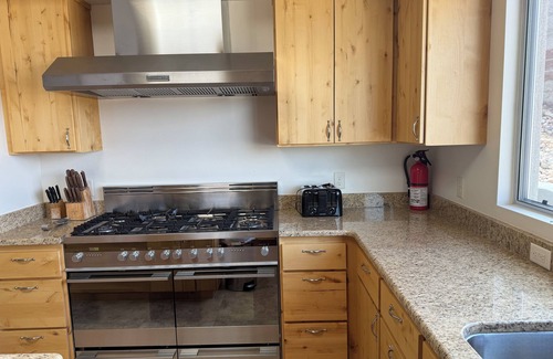 Greenehaven House | Spacious Custom Home - Lake Views - Hot Tub - Stargazing - Ping Pong