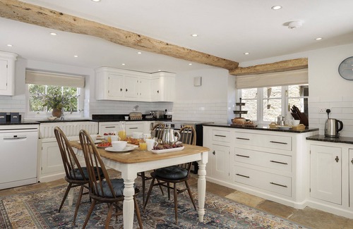 Lechlade Cottage | Spacious dog friendly Cotswold holiday retreat with a hot tub - Green Farm Haven