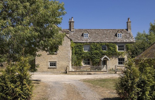 Lechlade Cottage | Spacious dog friendly Cotswold holiday retreat with a hot tub - Green Farm Haven