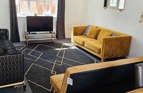 Mynydd Isa Apartment | Spacious Duplex Apartment 5 Bedrooms Kitchen Free Wi-Fi Pet-Friendly