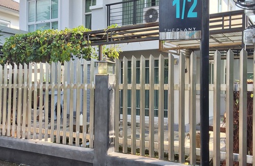 Bang Prok House | Spacious Entire House with shared Fitness Room and Shared Indoor Pool in club