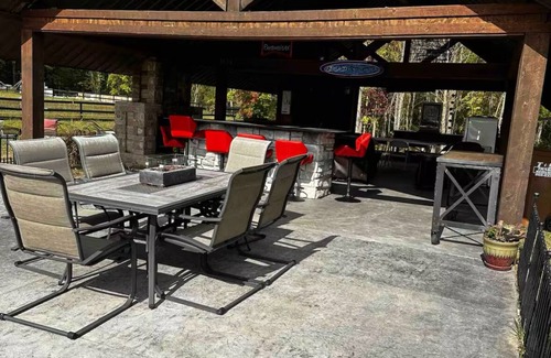 Crawfordsville House | Spacious Estate 5-bedroom Acres of Serenity
