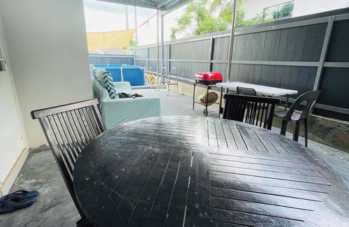 Durian Tunggal House | Spacious Family Homestay in Durian Tunggal with Private Pool