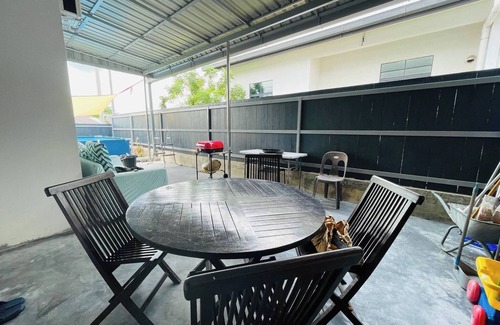 Durian Tunggal House | Spacious Family Homestay in Durian Tunggal with Private Pool