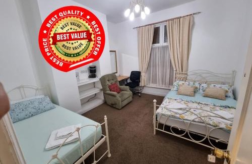 Rochdale Apartment | Spacious Flat Near Rochdale Centre Self Check-in Free Parking & Fast Wi-Fi