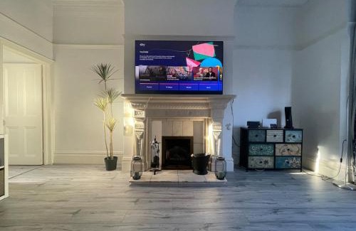 Northampton Apartment | Spacious Flat! Sleeps 7, Pet Friendly and Parking