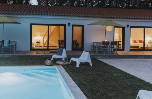 Peso Apartment | Spacious for 2 adults and 3 children, with mezzanine, star projector and baby kit (chair, crib, inflatable tub). Large window faces the pool, giving natural light, relaxing view and direct outdoor access—perfect for family comfort.