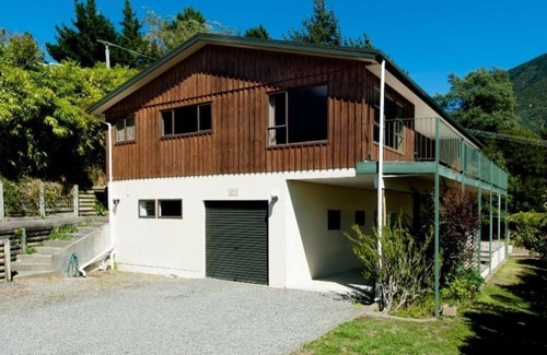 Picton House | SPACIOUS FOUR BEDROOM HOUSE OVERLOOKING PICTON.