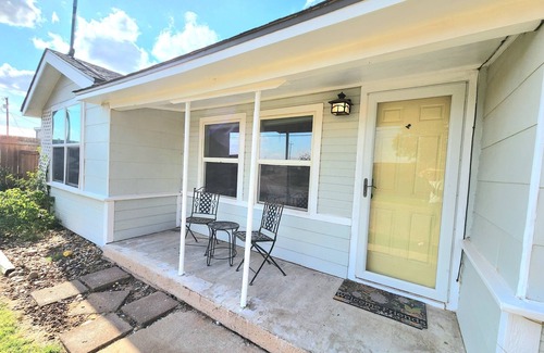 Lubbock House | Spacious four-bedroom, two-bathroom, perfect for work teams, share expenses!