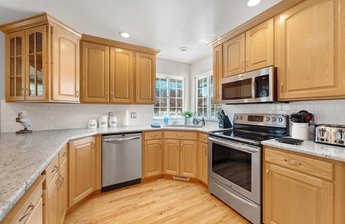 Washington Terrace House | Spacious & Fun Family Retreat ~ Game Room ~ Patio!