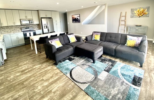 Kahala House | Spacious, gated home with ocean and city views