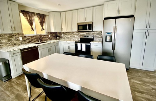 Kahala House | Spacious, gated home with ocean and city views