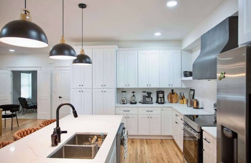 East Side House | Spacious Getaway 7BR Villa w Hot Tub and Close to DT