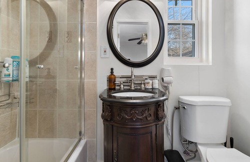 White Oak House | Spacious Getaway| 4BR QBEDS|12mi - DC+Attractions!