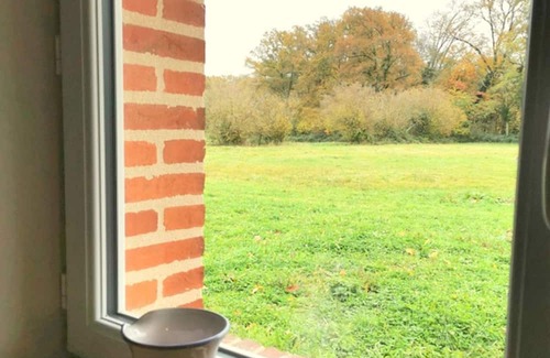 Thiel-sur-Acolin Cottage | Spacious gîte in Thiel-sur-Acolin with air conditioning