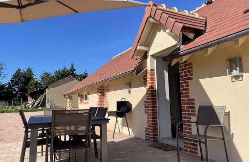 Thiel-sur-Acolin Cottage | Spacious gîte in Thiel-sur-Acolin with air conditioning