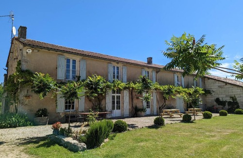 Chadurie Cottage | Spacious Gîte with Wi-Fi, Heated Pool, Wood Stove & Baby Gear in Peaceful Countryside