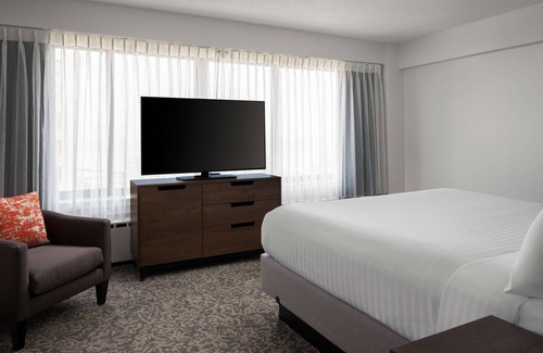 Streeterville Hotel | Spacious Good-Value Accommodation! 2 Convenient Units, Free Breakfast