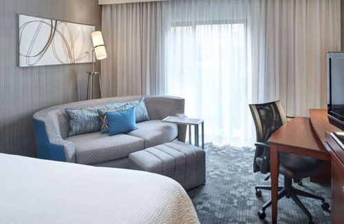 Brookfield House | Spacious Good-Value Accommodation! 2 Relaxing Units, Indoor Pool, Pets Allowed!