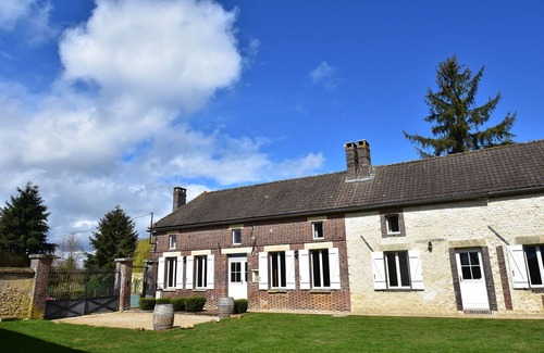Sormery House | Spacious holiday home in Sormery with pool