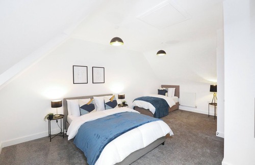 Woodthorpe House | Spacious home for families and groups