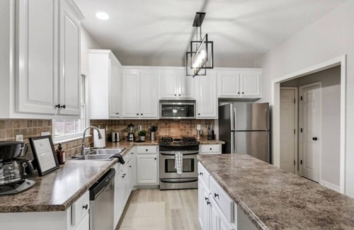 Mableton House | Spacious Home w/Pool Table Near ATL & The Battery