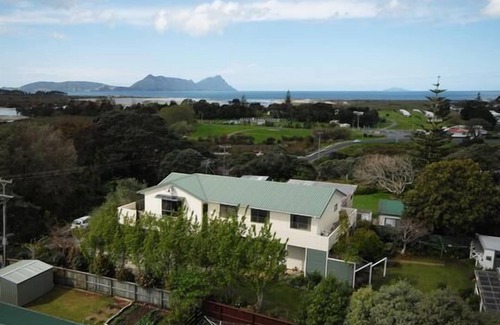 Ruakaka House | Spacious home with adjoining cottages