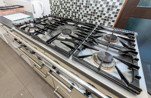 Calcot House | Spacious Home with Modern Amenities Near IKEA | Pass the Keys