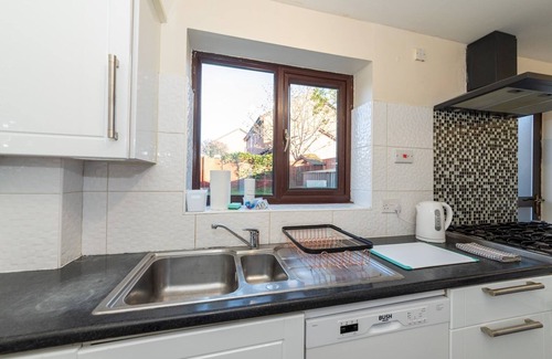 Calcot House | Spacious Home with Modern Amenities Near IKEA | Pass the Keys