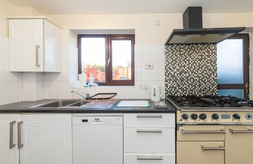 Calcot House | Spacious Home with Modern Amenities Near IKEA | Pass the Keys