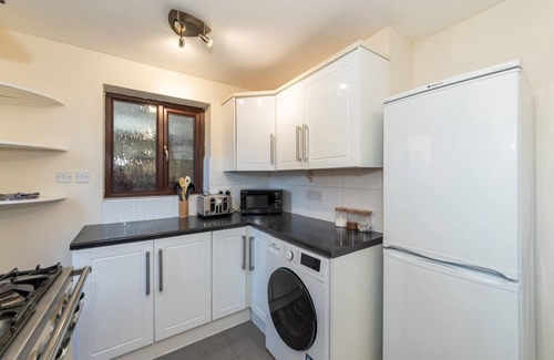 Calcot House | Spacious Home with Modern Amenities Near IKEA | Pass the Keys