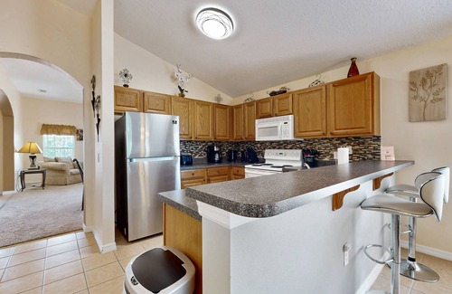 Highgate Park House | Spacious home with private pool, pool table and air hockey