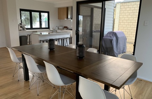 Seymour House | Spacious House with Absolute Waterfront on Wellington Marina